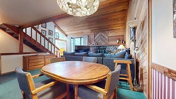 Mammoth Sierra Townhomes #23 4 Bedroom Condo by RedAwning