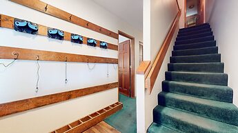 Mammoth Sierra Townhomes #23 4 Bedroom Condo by RedAwning