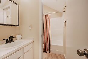 82sw - Fireplace - W/d - Kitchen - Sleeps 4 2 Bedroom Condo by RedAwni