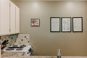 82sw - Fireplace - W/d - Kitchen - Sleeps 4 2 Bedroom Condo by RedAwni