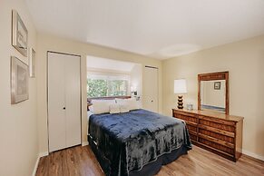 82sw - Fireplace - W/d - Kitchen - Sleeps 4 2 Bedroom Condo by RedAwni