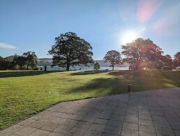 Lochside Lodge Retreat - Stunning Lakeside Escape
