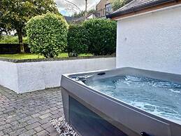 Detached Lakeland Cottage With Private hot tub