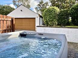 Detached Lakeland Cottage With Private hot tub