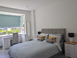 Cozy Cottage Stay - Modern, Cozy, Close to London