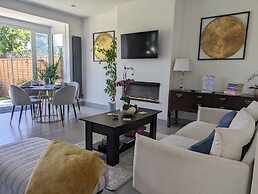 Cozy Cottage Stay - Modern, Cozy, Close to London