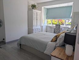 Cozy Cottage Stay - Modern, Cozy, Close to London