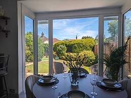 Cozy Cottage Stay - Modern, Cozy, Close to London