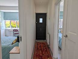 Cozy Cottage Stay - Modern, Cozy, Close to London