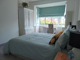 Cozy Cottage Stay - Modern, Cozy, Close to London