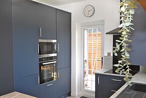Cozy Cottage Stay - Modern, Cozy, Close to London