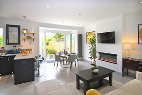Cozy Cottage Stay - Modern, Cozy, Close to London