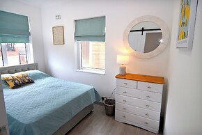 Cozy Cottage Stay - Modern, Cozy, Close to London