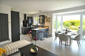 Cozy Cottage Stay - Modern, Cozy, Close to London