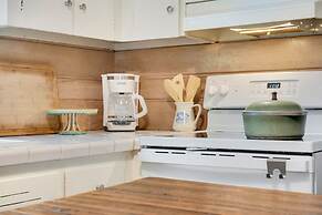 Old Town Retreat w/ Vintage Flair Near Csu, Bikes!