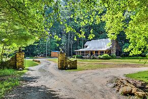 'the Cabin at Dukes Creek' w/ Fire Pit & Hot Tub!