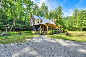 'the Cabin at Dukes Creek' w/ Fire Pit & Hot Tub!