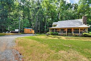 'the Cabin at Dukes Creek' w/ Fire Pit & Hot Tub!