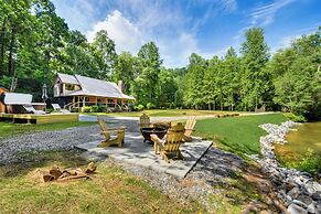 'the Cabin at Dukes Creek' w/ Fire Pit & Hot Tub!