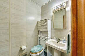 Monroeville Vacation Rental ~ 3 Mi to Boyce Park!