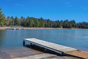 'northwood Tours Escape': Hot Tub & Lake Access!