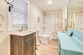 Walk to Ocean: Myrtle Beach Home w/ Screened Porch