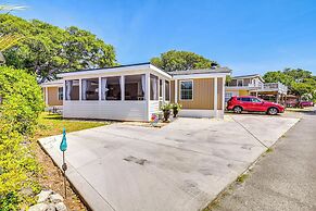 Walk to Ocean: Myrtle Beach Home w/ Screened Porch