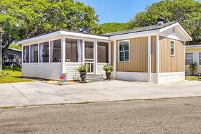 Walk to Ocean: Myrtle Beach Home w/ Screened Porch