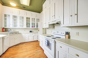 'the Loft' - Historic Dtwn Hondo Apt w/ Balcony