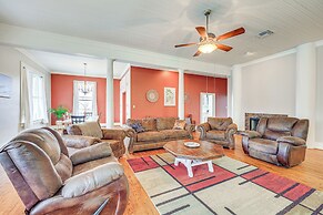 'the Loft' - Historic Dtwn Hondo Apt w/ Balcony