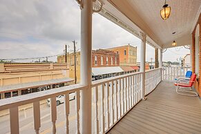 'the Loft' - Historic Dtwn Hondo Apt w/ Balcony