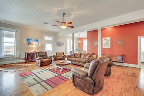 'the Loft' - Historic Dtwn Hondo Apt w/ Balcony