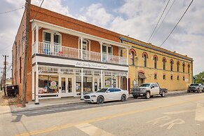 'the Loft' - Historic Dtwn Hondo Apt w/ Balcony