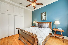 'the Loft' - Historic Dtwn Hondo Apt w/ Balcony