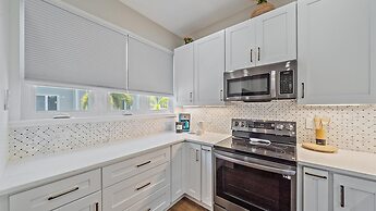 Sunshine Cottage At Cedars 2 Bedroom Condo by RedAwning