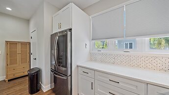 Sunshine Cottage At Cedars 2 Bedroom Condo by RedAwning