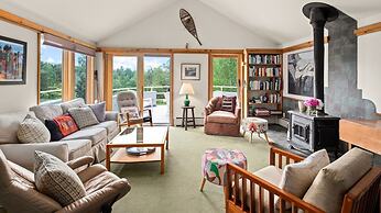 Mad Meadows 5 Bedroom Chalet by RedAwning