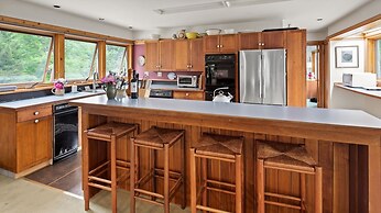 Mad Meadows 5 Bedroom Chalet by RedAwning