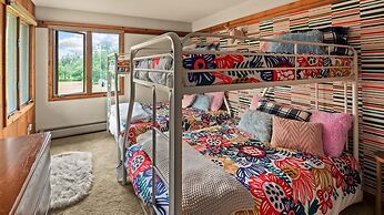 Mad Meadows 5 Bedroom Chalet by RedAwning