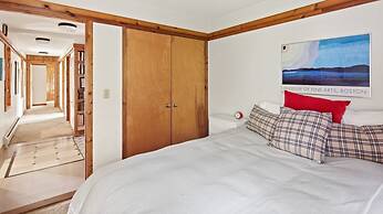 Mad Meadows 5 Bedroom Chalet by RedAwning