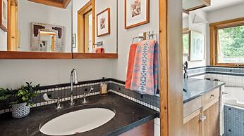 Mad Meadows 5 Bedroom Chalet by RedAwning