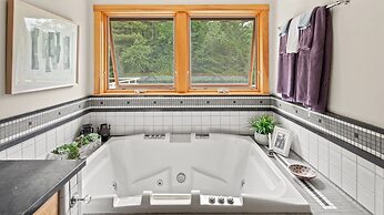 Mad Meadows 5 Bedroom Chalet by RedAwning