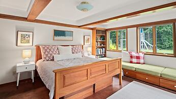 Mad Meadows 5 Bedroom Chalet by RedAwning