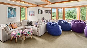 Mad Meadows 5 Bedroom Chalet by RedAwning