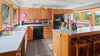 Mad Meadows 5 Bedroom Chalet by RedAwning