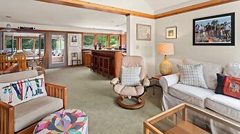Mad Meadows 5 Bedroom Chalet by RedAwning