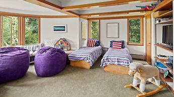 Mad Meadows 5 Bedroom Chalet by RedAwning