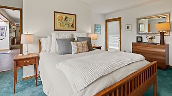 Mad Meadows 5 Bedroom Chalet by RedAwning