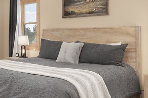 Grand Chalet At Grand Lake 4 Bedroom Cabin by RedAwning