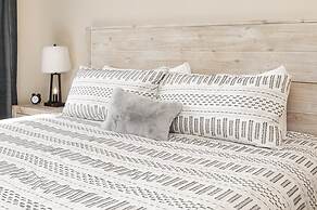 Grand Chalet At Grand Lake 4 Bedroom Cabin by RedAwning